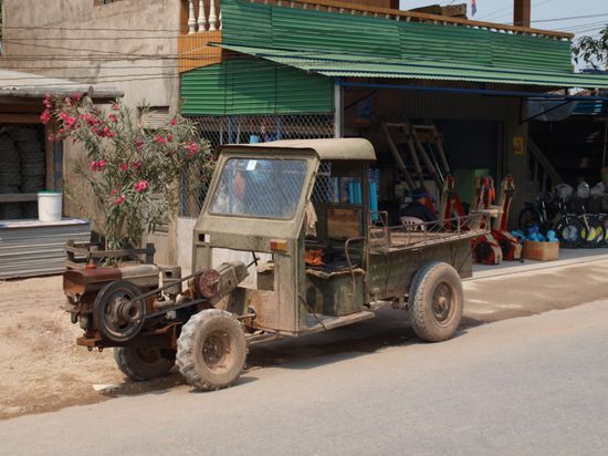 Solche und aehnliche Fahrzeuge dominieren den laendlichen Strassenverkehr.