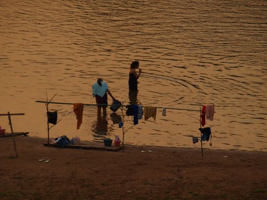 Abends waschen die Laoten sich und ihre Waesche im Fluss.