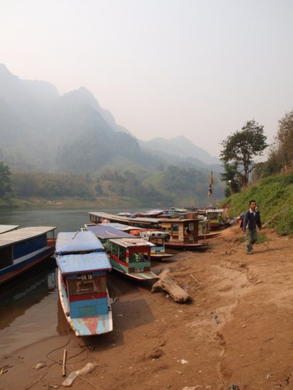 Mit einem solchen Boot fuhren wir den Fluss runter.