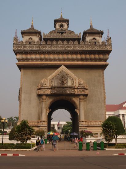 Patuxai 
Ein Triumphbogen, fuer den die laotische Regierung Zement verwendete, der ihnen von den USA fuer ihren Flughafen geschenkt wurde.