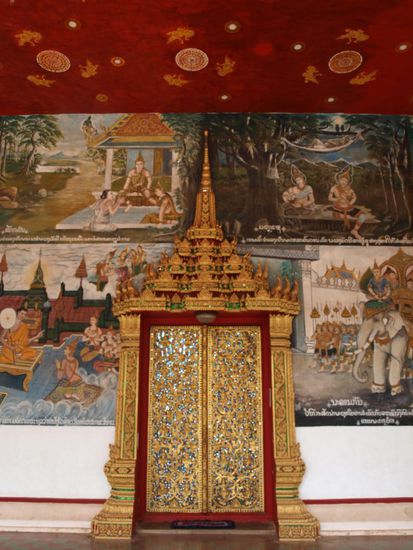 Wat In Paneng - wie viele andere laotische Temple ist er von Aussen mit Gemaelden von Buddha verziert. In Thailand findet man diese eher innerhalb der Tempel.