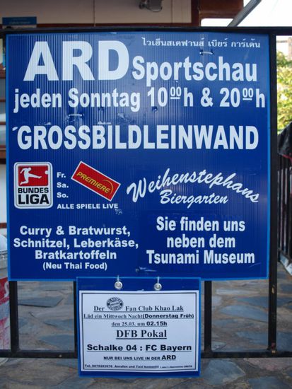 Das ist das einzige Bild, das wir in Khao Lak gemacht haben. Sagt und zeigt auch eigentlich alles. 
Sportschau, deutsches Essen, deutsches Bier und falls man mal was Exotisches will gibts auch thailaendisches Essen.