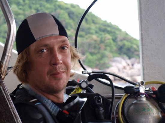 Kris, unser belgischer Tauchlehrer! Dank der Badekappe haben wir ihn unter Wasser immer schnell gefunden. Modisch ist anders... 