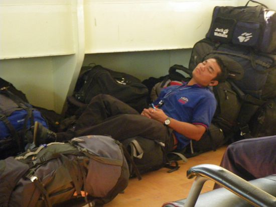 Ein Mitglied der Faehrcrew beim Nickerchen. Es ist fuer uns immer noch lustig anzusehen, wo und zu welchen Zeiten geschlafen wird. Da Thais oft die Nacht zum Tag machen, muessen sie halt tagsueber auch mal ein paar Stunden Schlaf nachholen.