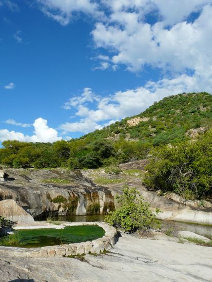 Der Hausberg mit Wasserloch