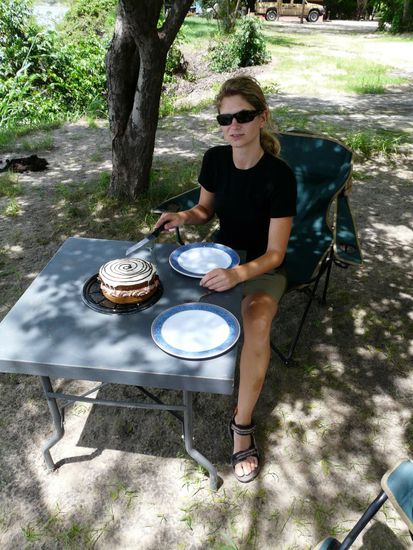 Happy 30! Das Geburtstagskind mit Kuchen!