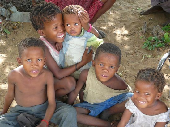 San-Kinder in Tsintsabis