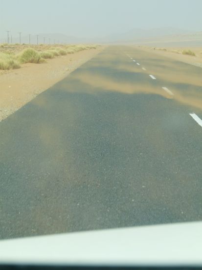 beginnender Sandsturm auf der Strasse von Luederitz nach Aus