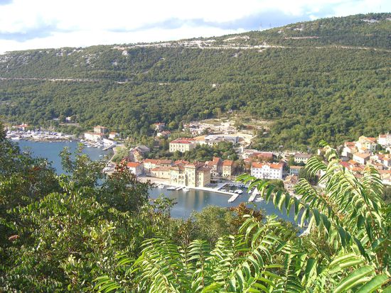 Dieser ("am Tag danach" fotografierte) Postkartenblick auf Bakar täuscht bei näherem Hinsehen leider