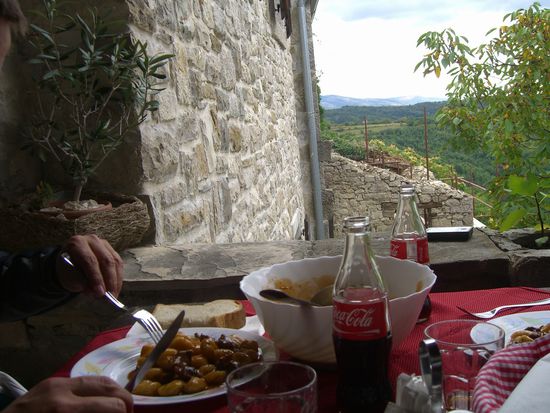Mittagessen musste ausnahmsweise mal sein, das Gasthaus in der kleinsten Stadt der Welt hatte es uns angetan 