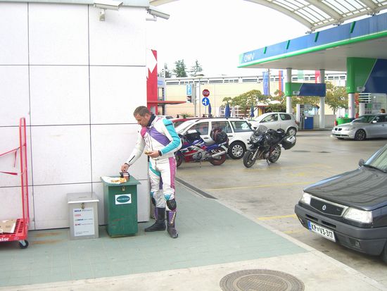 Koper: der Tankstopp  mit Kaffeepause war wegen der günstigen Spritpreise in Slowenien ein Muss