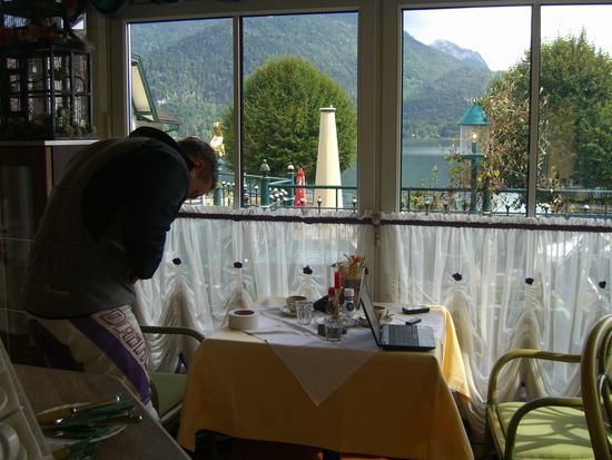 Kai repariert seine Hose in St. Gilgen am Wolfgangsee...