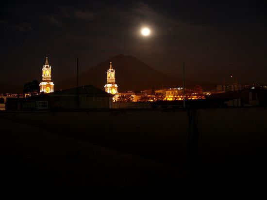 Kathedrale und Misti im Mondschein