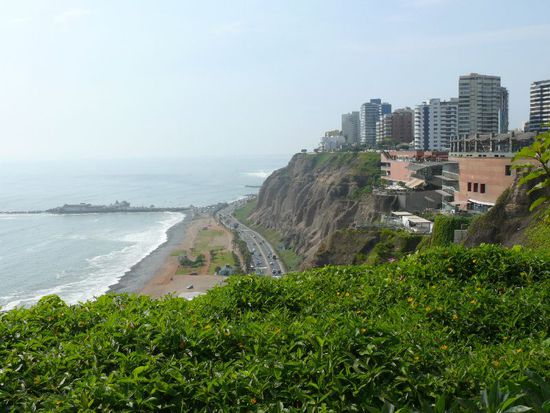 Miraflores mit Blick auf die Steilkueste