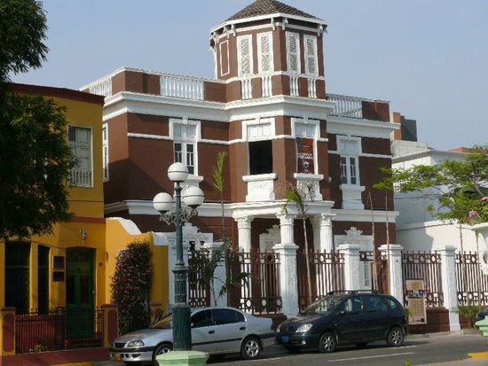 eines der unzaehligen Schmuckstuecke in Barranco