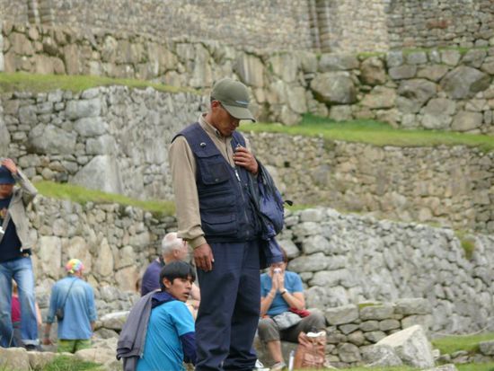 Der Schuhwaechter. 
Achtung in Machu Picchu ist es nicht erlaubt ohne Schuhe zu sein, da man so bei anderen auf dem Foto seinen koennte!
Sehr merkwuerdig.