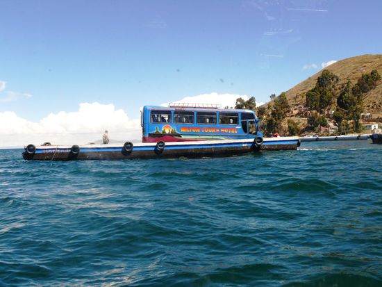 Ein Stueck ueber den Titicacasee und
unser Bus ohne uns. Hoffentlich geht das Ding nicht mit unseren Sachen unter...