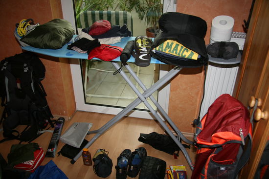 das muss alles in meinen rucksack... ok, das bügelbrett lass ich hier 