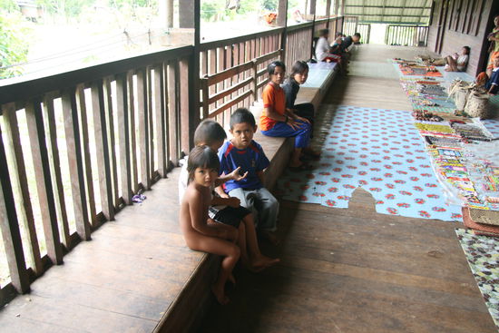 kidis im dschungel, in einem langhaus.