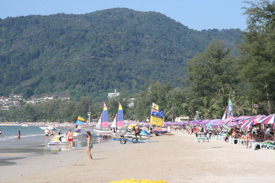 das ist also der Patong Beach in Phuket. es ist total viel los und so gar nix fuer uns...