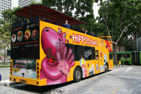 stadtbesichtigung per bus. es gibt fuer 23 S$ 5 verschiedene touren... 2 haben wir gemacht und es hat sich gelohnt! abfahrt am sun tec city, zustiegt an den angegebenen haltestellen. 
praedikat wertvoll!