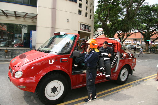 fuer meine freunde von der feuerwehr... hier die feuerwehr singapur im einsatz. schoenen gruss an unseren geyer, wie waers mit so nem fahrzeug fuer uns als elw oder so  
erinnert mich an frueher an mein playmobil... hihihi