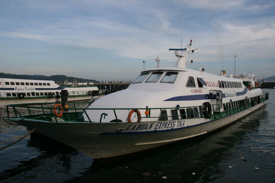 unser express boot von kota kinabalu nach labuan. wir haben 1. klasse gesessen und wurden 1. klasse gekuehlt... ich glaube es waren so 17C... brrrr