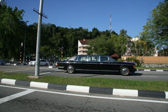 ach ja, da wurde mal kurz die strasse komplett frei gemacht und dann kam der sultan von brunei an uns vorbei..