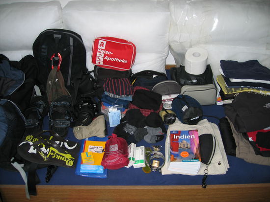 das alles muss mit... das schwerste hier ist wohl unser indien reiseführer