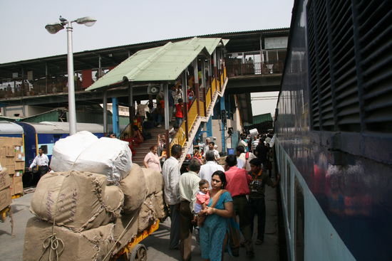 Am Bahnhof von Neu Delhi