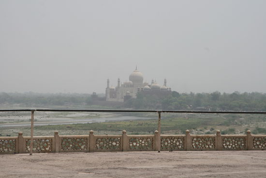 vom Agra Fort hat man einen tollen Blick auf´s Taj Mahal