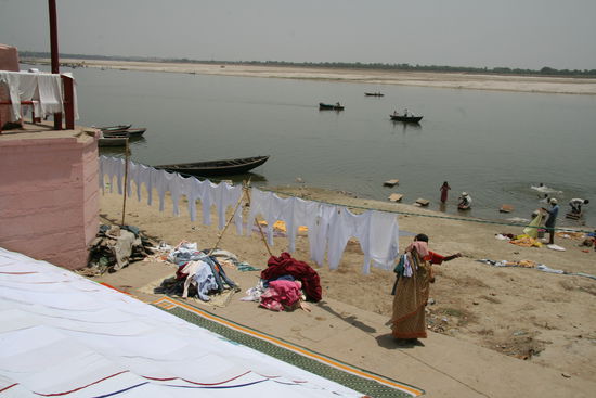Waschtag am Ganges mit Wasser vo Ganges