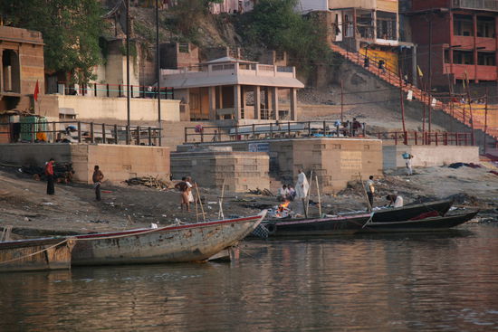 morgens um 5 uhr werden bereits die toten schon verbrannt