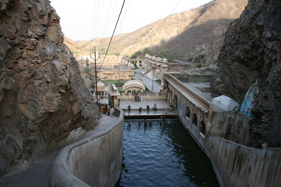 einer der heiligen Wasserbecken im Hintergrung die Tempelanlage