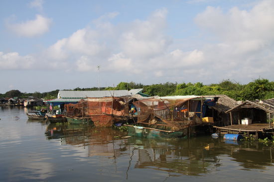 vorbei an schwimmenden Dörfern