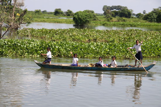 Happy lokal Kidis auf dem Schulweg
