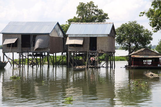 typisch für Kambodscha die Stelzenhäuser, im Wasser und auch an Land