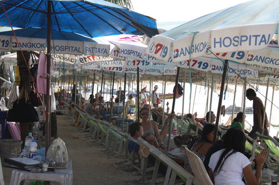 am strande von Pattaya... 
-so viele Liegen und Sonnenschirme das sich ja keiner mit dem Handtuch an den Strand legen kann-