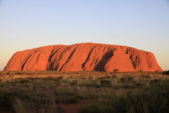 wolkenloser Sonnenaufgang am Uluru 
(Ayers Rock)