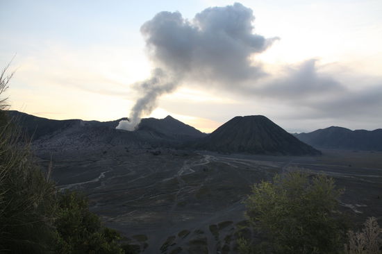 unser Ausblick von unserem Hotel (Lava View Lodge)
