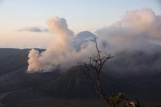 der Bromo, er raucht und raucht...
