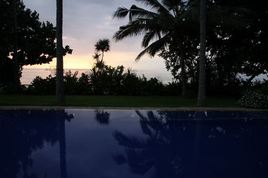 bei Sonnenuntergang am Pool