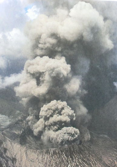 ein Bild aus der Zeitung, es zeigt den Ausbruch vom Vulkan Bromo