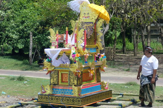 so sehen Beerdigungen auf Bali aus, zum Schluß wird die ganze Geschichte angezündet.
