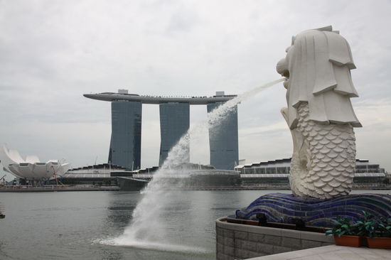 Merlion und im Hintergrund das Marina Sands Bay Resort.