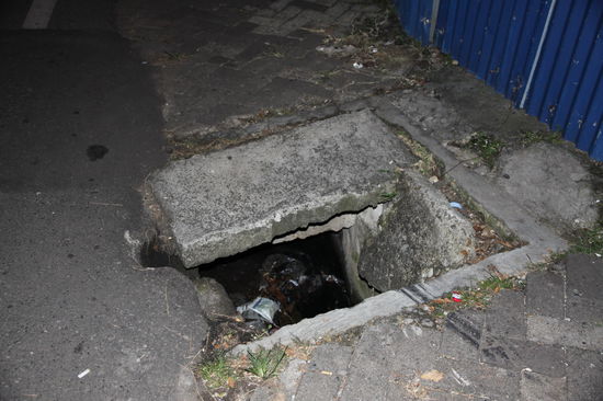 eines von vielen Löchern auf dem "Bürgersteig"
