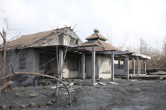 ein Ort der Verwüstung, keine 5 km vom Vulkan Merapi entfernt.
Hier kam die heiße Vulkanaschewolke runter und hinterliess Spuren des Schreckens.