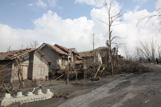 im Hintergrund, leider durch Wolken verdeckt, der immer noch aktive Vulkan Merapi