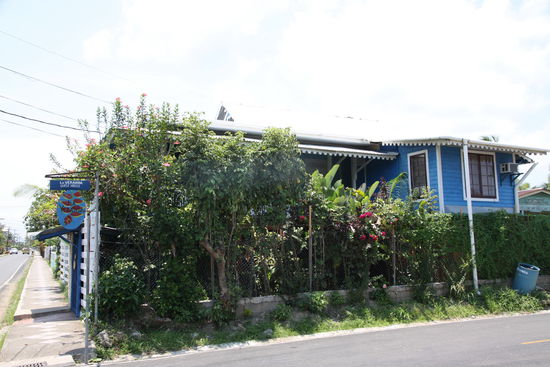 Wir wohnen im La Veranda einem über 100 Jahren alten Holzhaus, kunterbunt, es sieht von innen fast aus wie die Villa Kunterbunt.