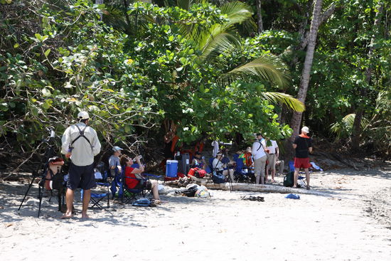 ...Klappstühle aufgestellt und schon war die Party im Gange.
Nix für uns!